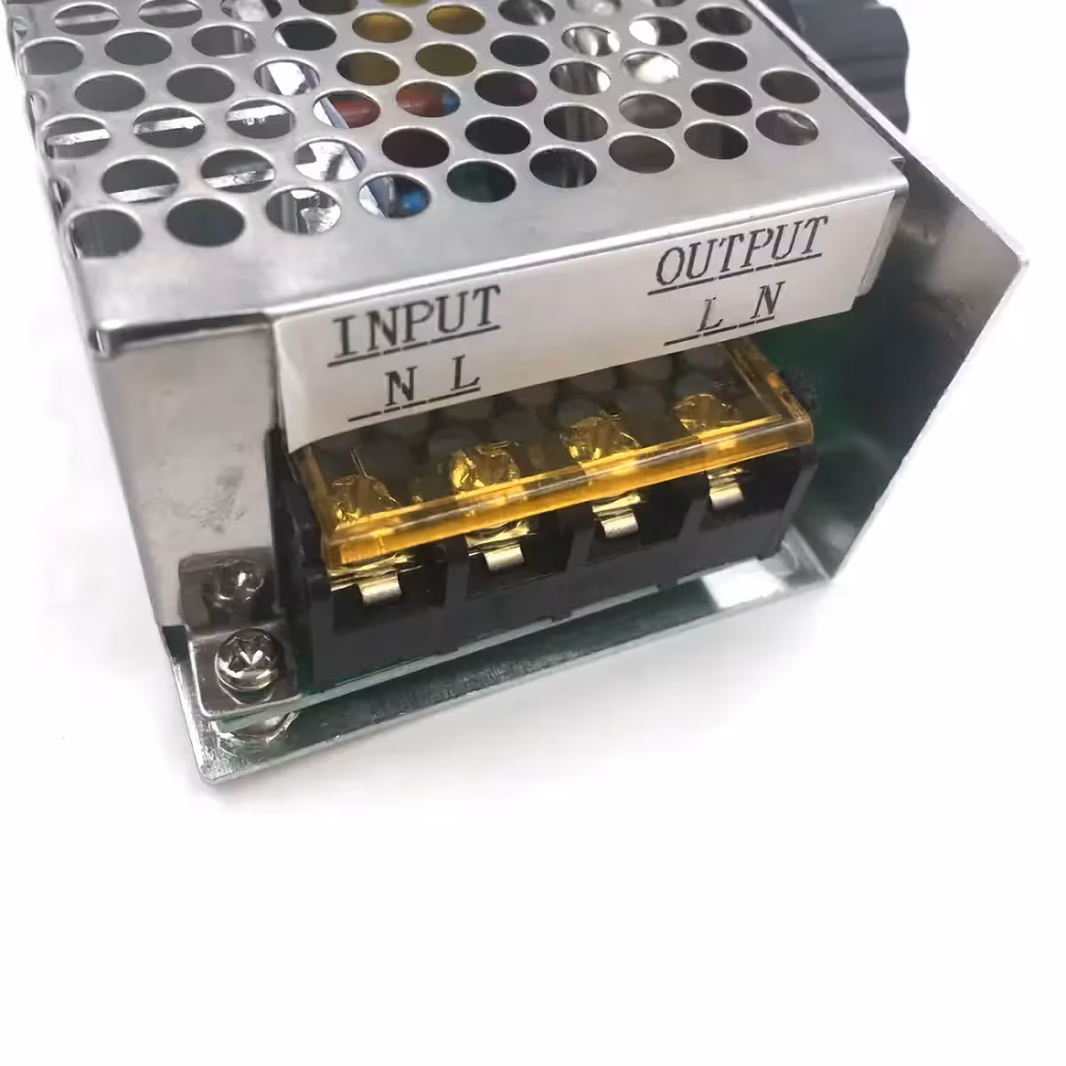 Imagine cu conexiunile laterale pentru intrare și ieșire curent alternativ