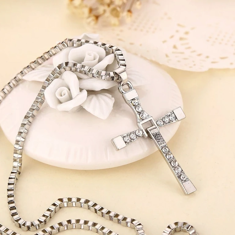 Accesoriu auto & urban – cruce cu pietre sintetice