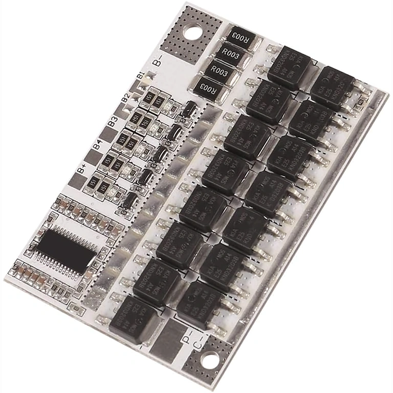 Prim-plan cu piesele modulului BMS 5S 100A Imagine detaliată cu partea din față a plăcii BMS 5S 100A, unde se văd clar componentele electronice