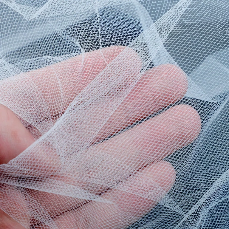 Voal alb prins în pieptăn, ideal pentru coafuri lejere sau coc