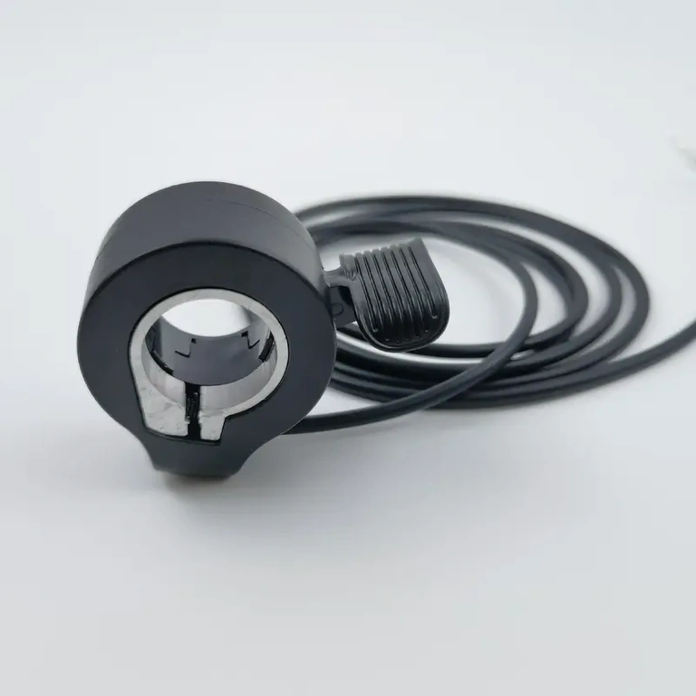 Mâner cu design ergonomic pentru control precis pe trotinetă electrică