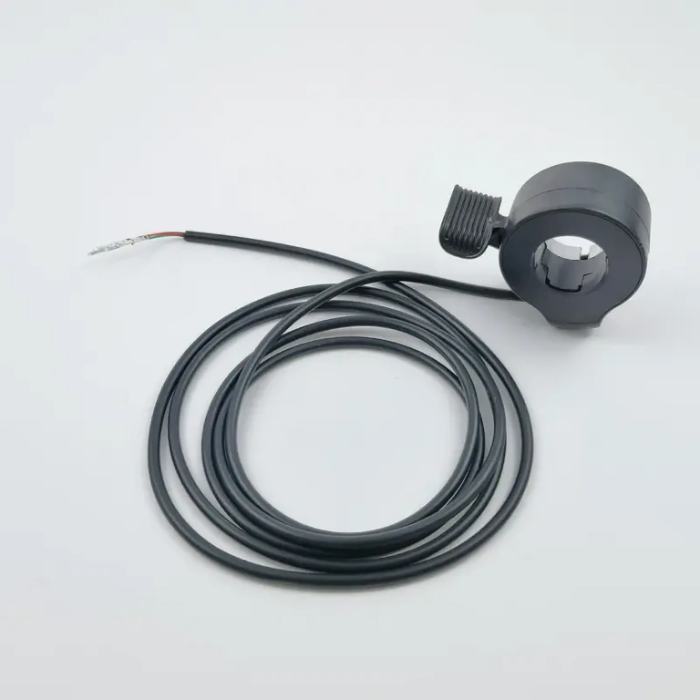 Detaliu cabluri manetă accelerație: roșu 5V, negru GND, verde semnal