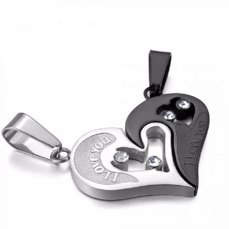 Lănțișoare potrivite cu inimă pentru îndrăgostiți Două lănțișoare cu pandantive inimă, potrivite pentru cupluri