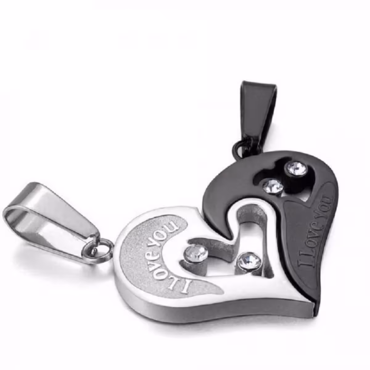 Două lănțișoare cu pandantive inimă, potrivite pentru cupluri