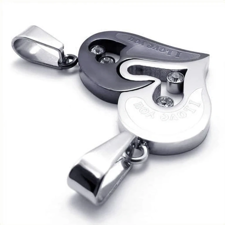 Pandantive inimă argintii și negre pentru cupluri Pandantive inimă în culori argintiu și negru pentru cupluri