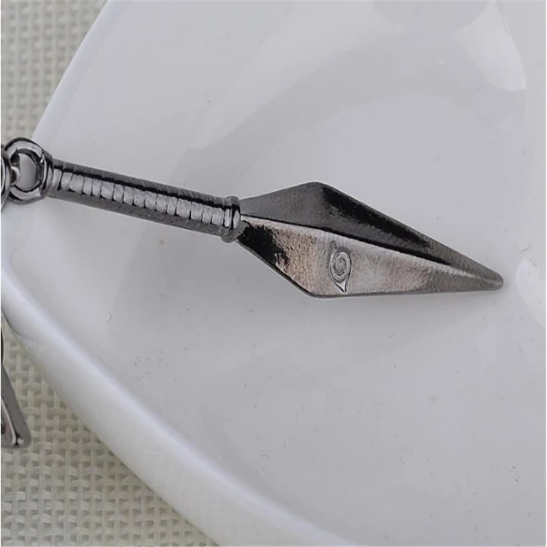 Pandantiv metalic Kunai cu lănțișor din piele