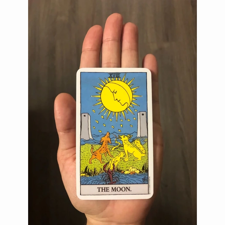 Imagini detaliate și simbolism amplu pe cărțile tarot Rider Waite