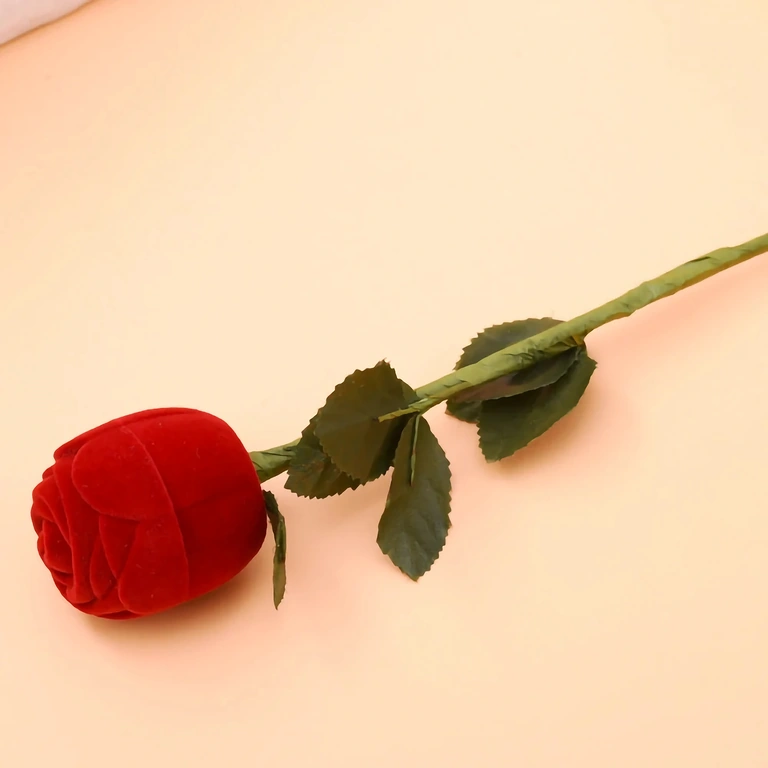 Cutie catifea roșie trandafir pentru cercei sau inel Cutiță din catifea roșie în formă de trandafir pentru bijuterii – cercei sau inel