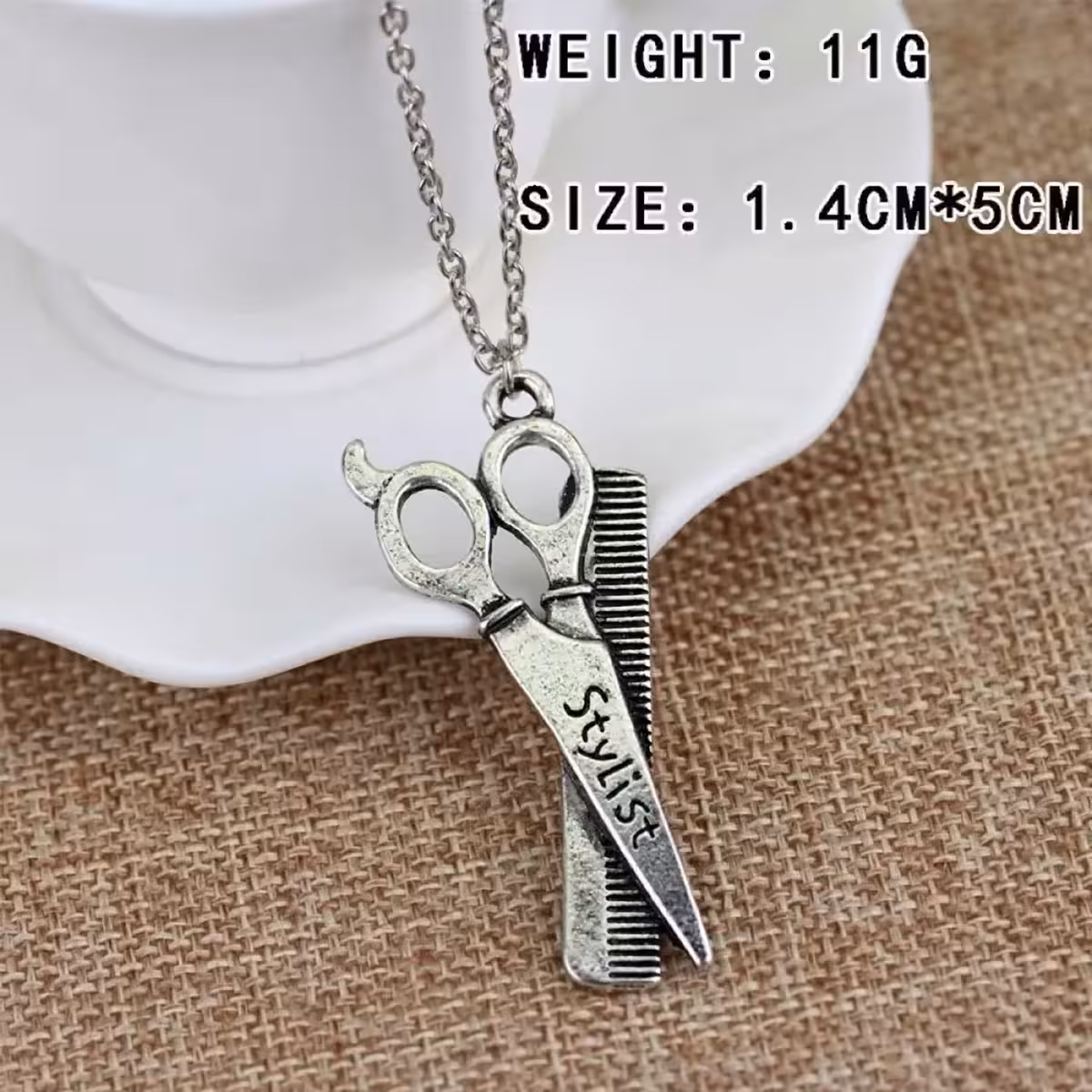 Pandantiv în formă de unelte profesionale pentru hairstyliști