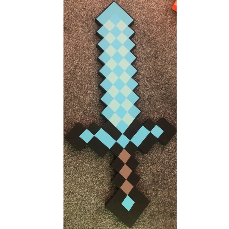 Perfectă pentru joacă, cosplay sau decor tematic Minecraft