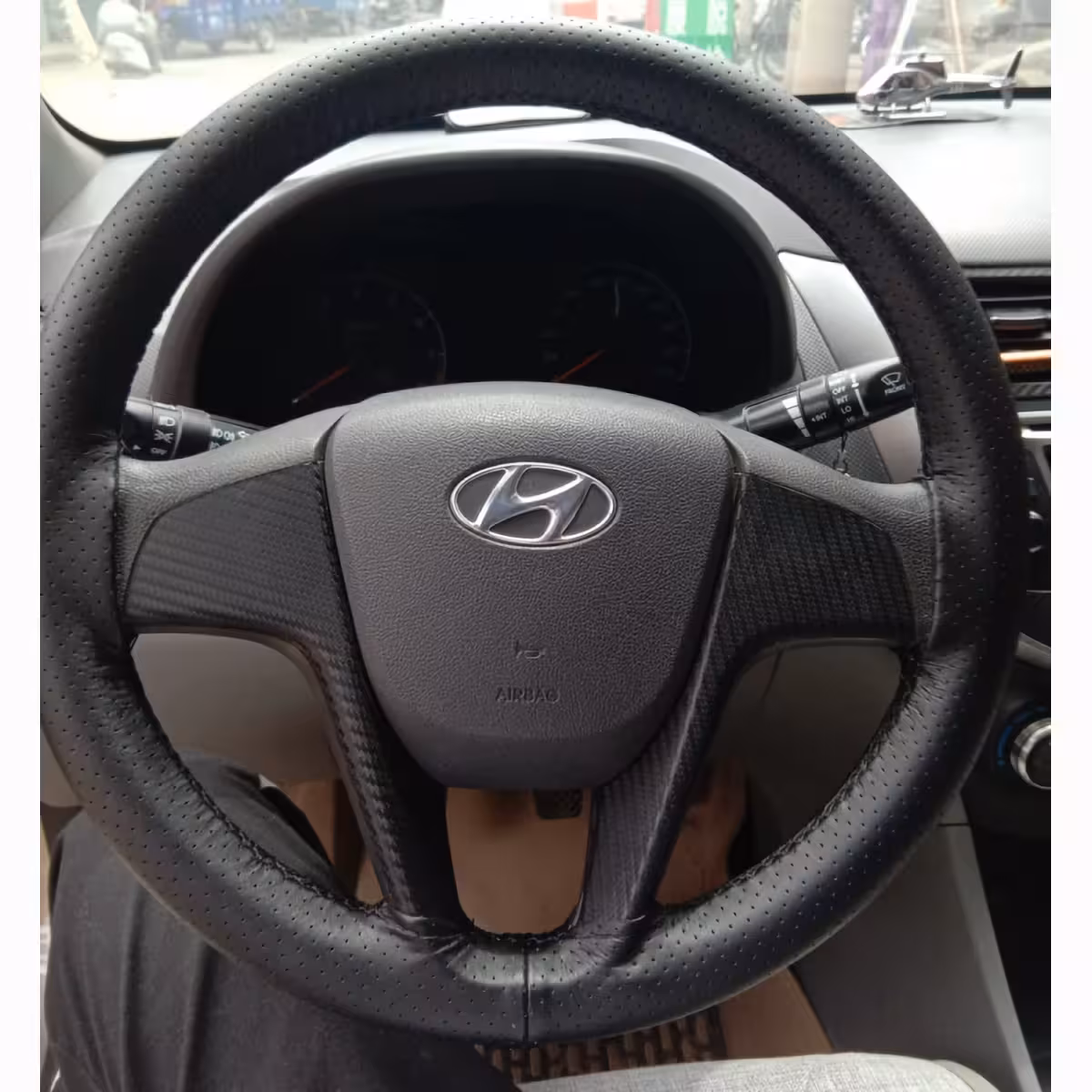 Husă din piele neagră cu textură aderentă pentru condus confortabil