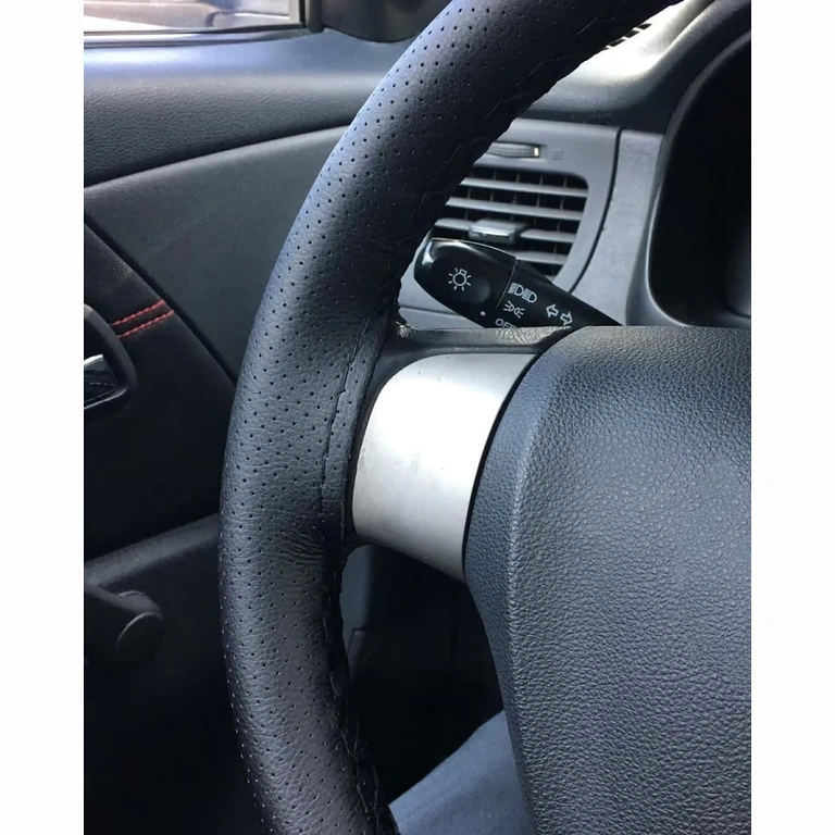 Husă volan premium perforată cu șnur Husă premium volan, piele perforată, cu design sport