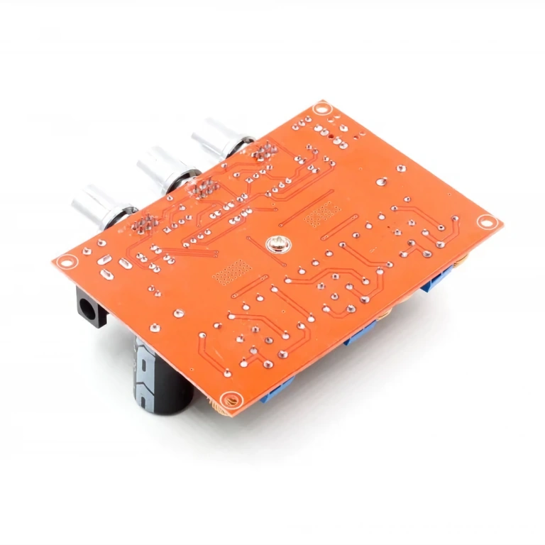 Imagine cu spatele modulului audio XH-M139, inclusiv conectorii și traseele