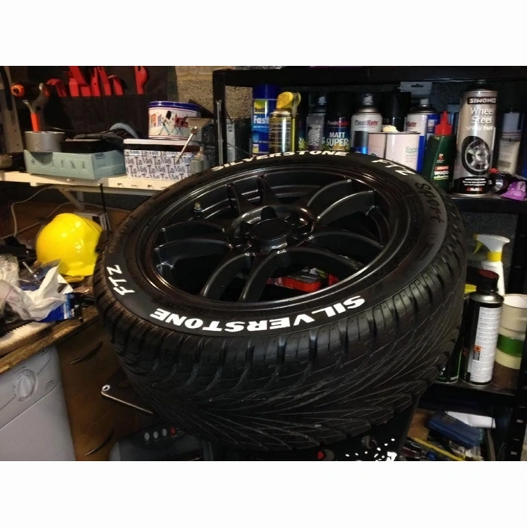 Marker cu vopsea albă și vârf de scriere de 2 mm grosime