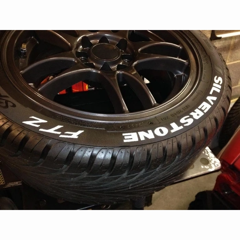 Marker alb permanent cu uscare rapidă pentru scriere clară