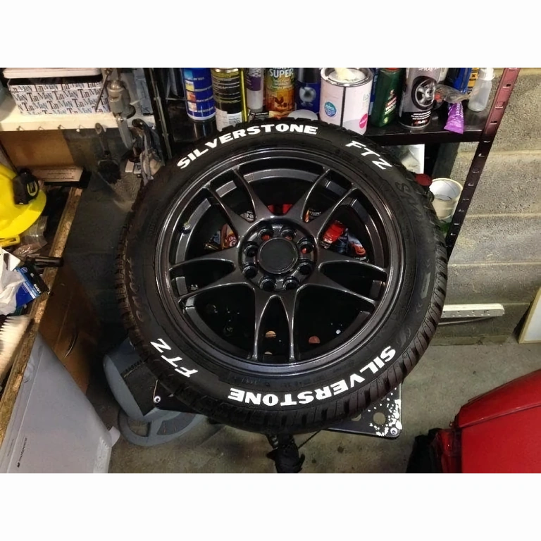 Marker alb durabil pentru scris pe flancul cauciucurilor