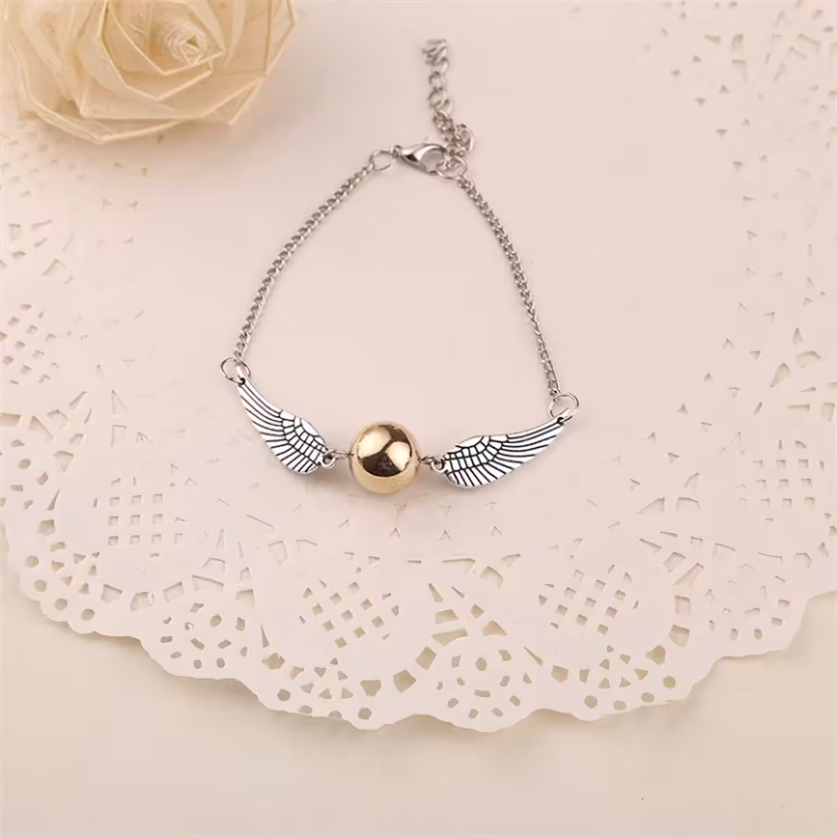 Accesoriu cu design modern inspirat din simbolul Deathly Hallows
