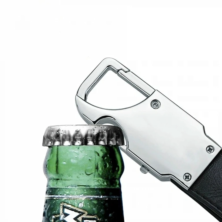 Breloc din piele neagră cu desfacator de bere integrat