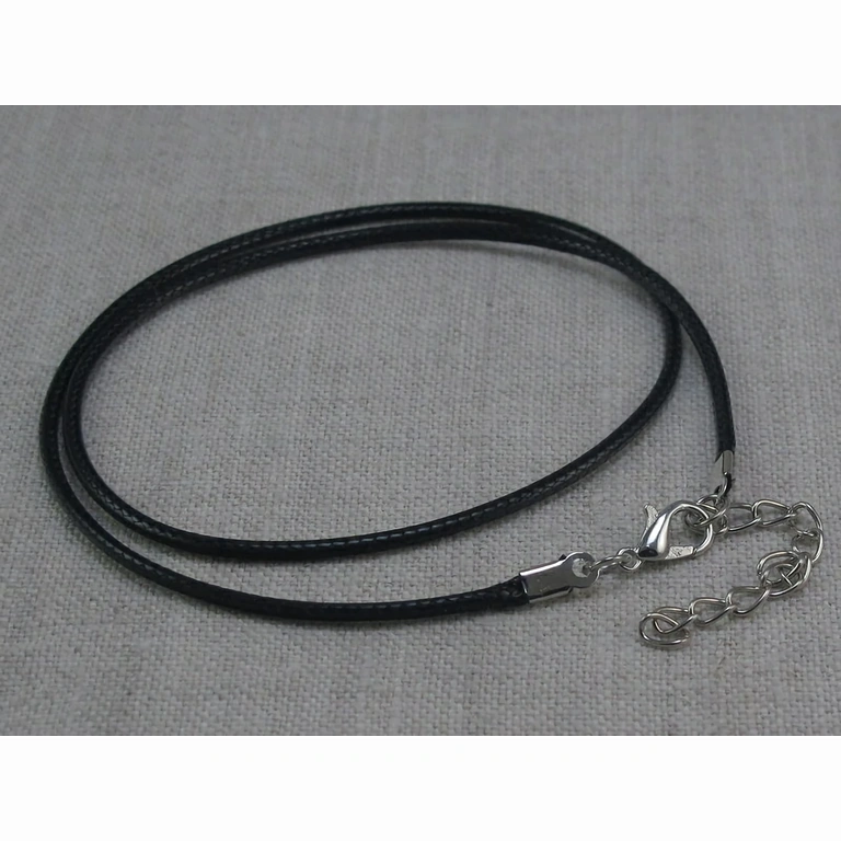 Pandantiv cu cristal roz și șnur de piele – energie blândă și protectivă