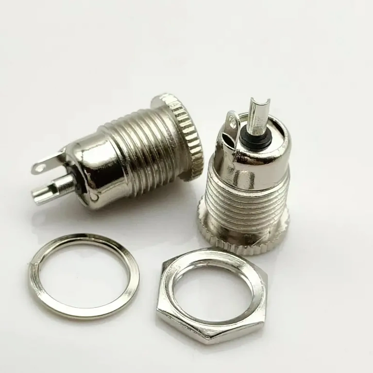 Încărcător puternic pentru aplicații DIY și electronice casnice