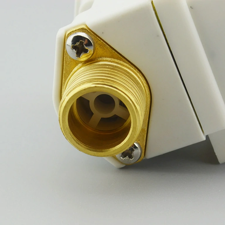 Electrovalvă normal închisă pentru apă 12V cu racord ½ inch, ideală pentru sisteme solare