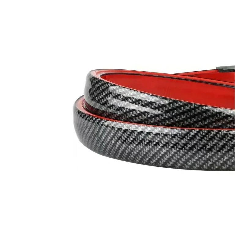 Spoiler cu aspect carbon și bandă LED pentru frână