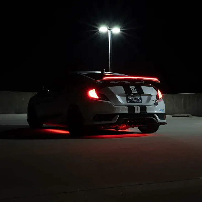 Spoiler cu lumină LED pentru stop auto montat pe portbagaj