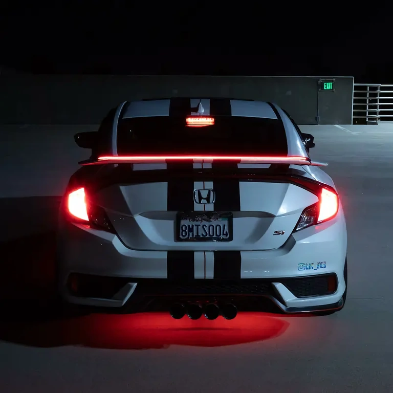 Spoiler pentru portbagaj cu bandă LED și stop integrat