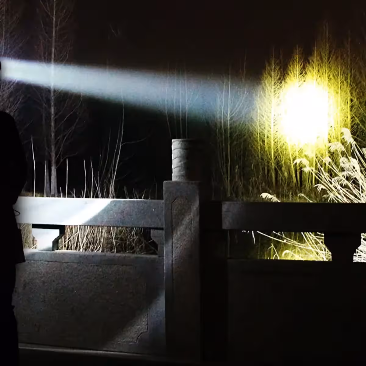 Lanternă LED pentru exterior, rezistentă la apă și cu acumulator