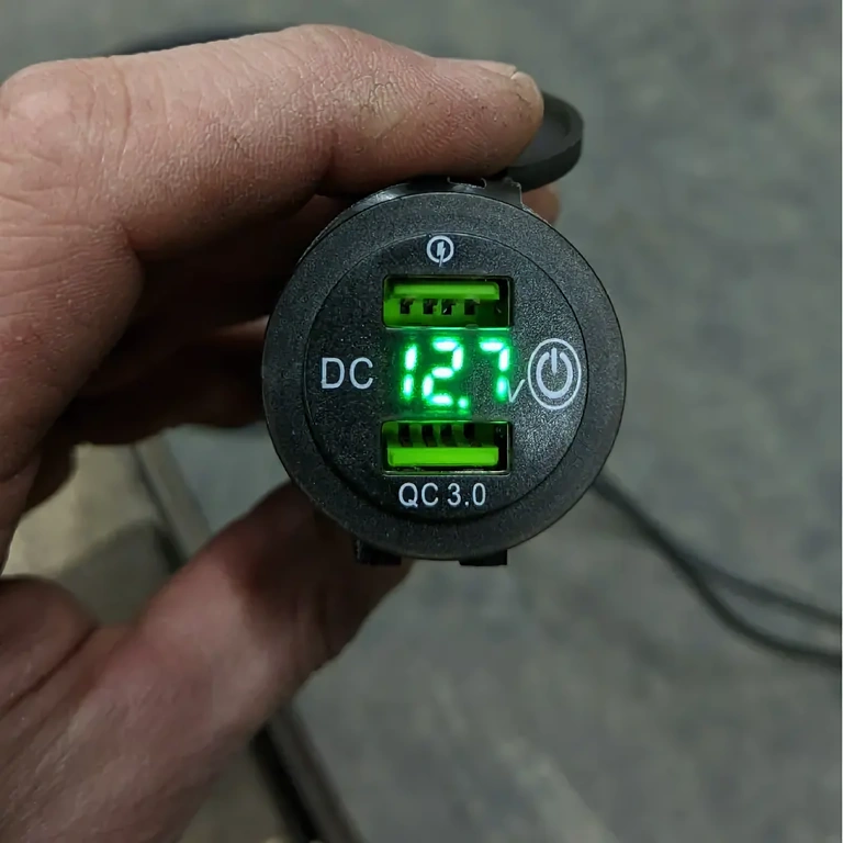 Încărcător USB cu două porturi pentru ghidon motocicletă și bicicletă