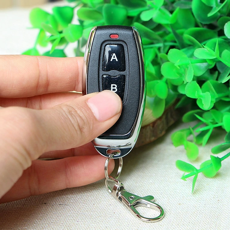 Model compact cu 2 butoane, funcționează pe frecvența 433MHz, cod învățare 1527