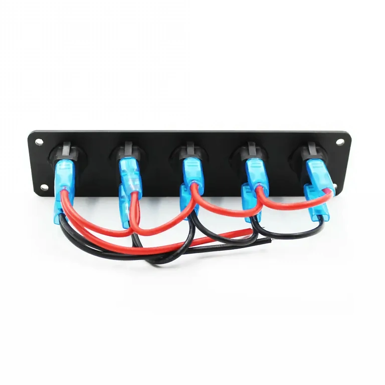 Conectori electrici din partea din spate a panoului