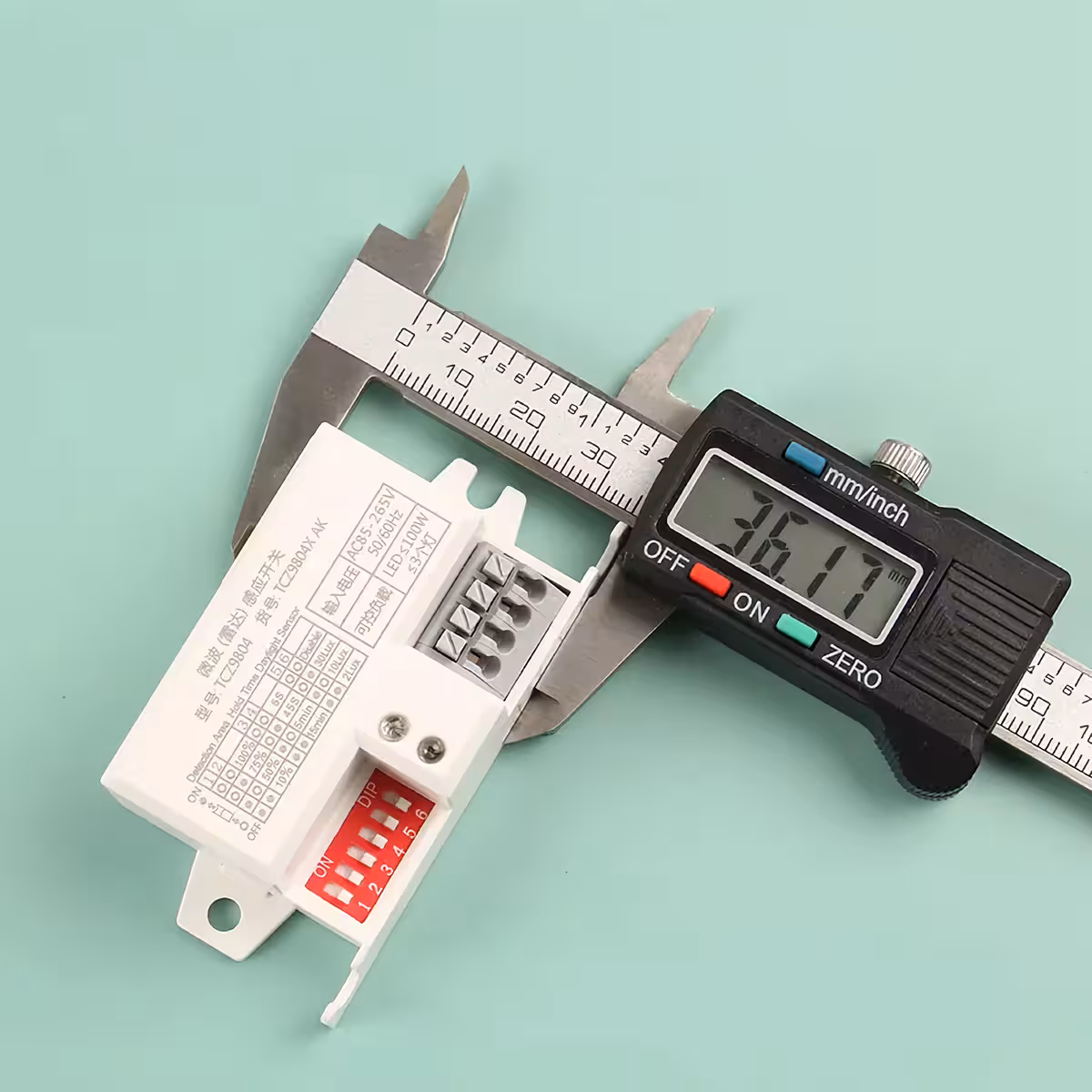 Dimensiuni exacte ale senzorului crepuscular cu 3 fire, pentru montaj precis