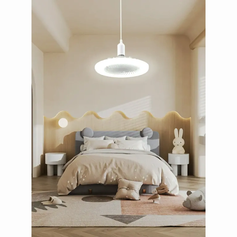 Ventilator de tavan cu lumină reglabilă și funcție smart, montat într-o cameră