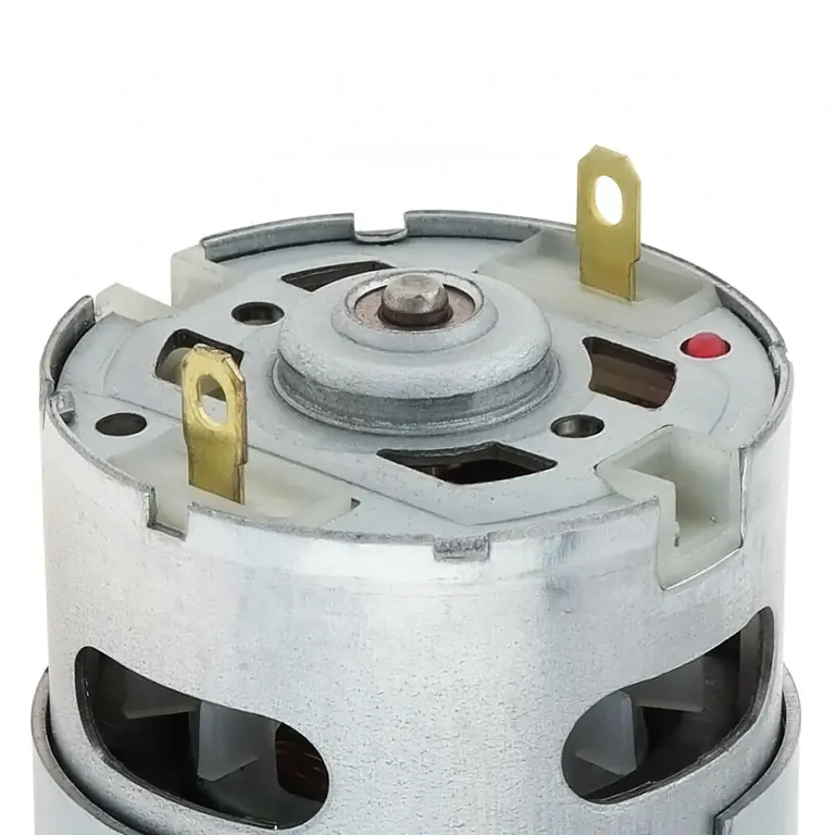 Vedere de sus a motorului DC RS-550 cu pinion montat.
