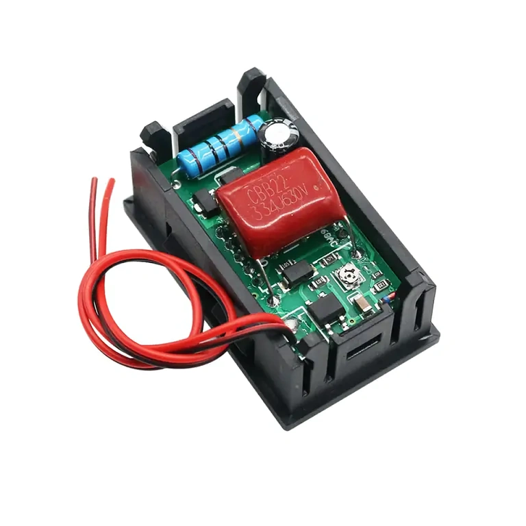 Vedere spate cu componente electronice ale voltmetrului digital.