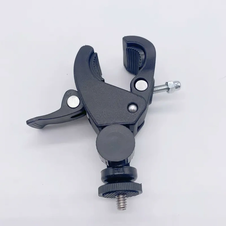 Fixare sigură suport cameră Fixare sigură și stabilă a camerei pe ghidon pentru aventuri dinamice.