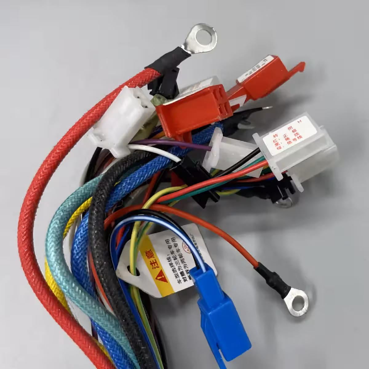 Controller cu multiple conectori pentru frână, accelerație și motor