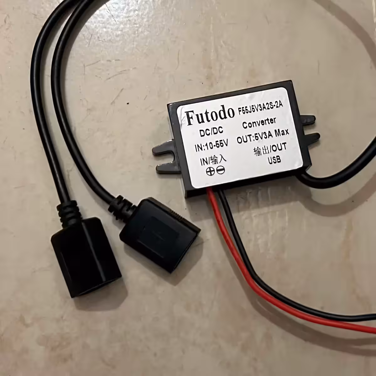 Porturi USB duble pentru încărcare simultană la 5V 3A