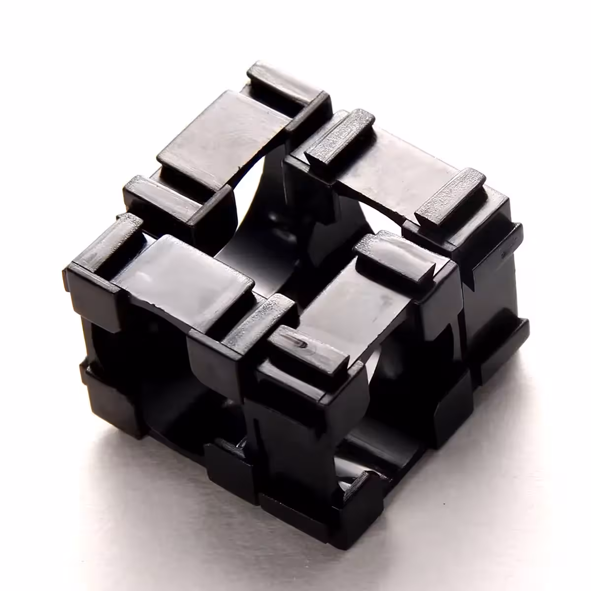 Patru suporturi modulare 18650 pregătite pentru fixare rapidă în bancul de baterii.