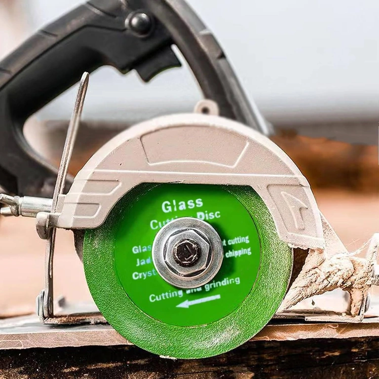 Compatibil cu polizor unghiular Discul montat pe un polizor unghiular standard