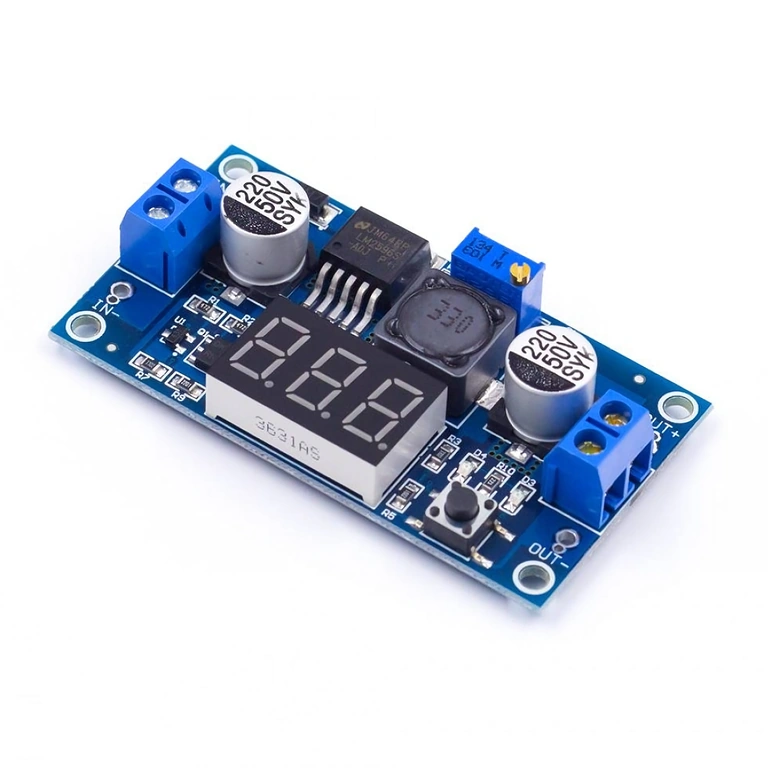 Gros plan modul step-down LM2596 cu afișaj și reglaj tensiune