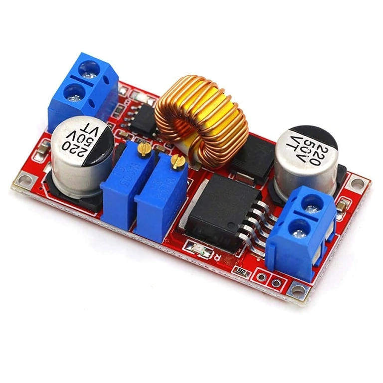 Vedere detaliată a cipului XL4015 pe modulul step-down DC-DC