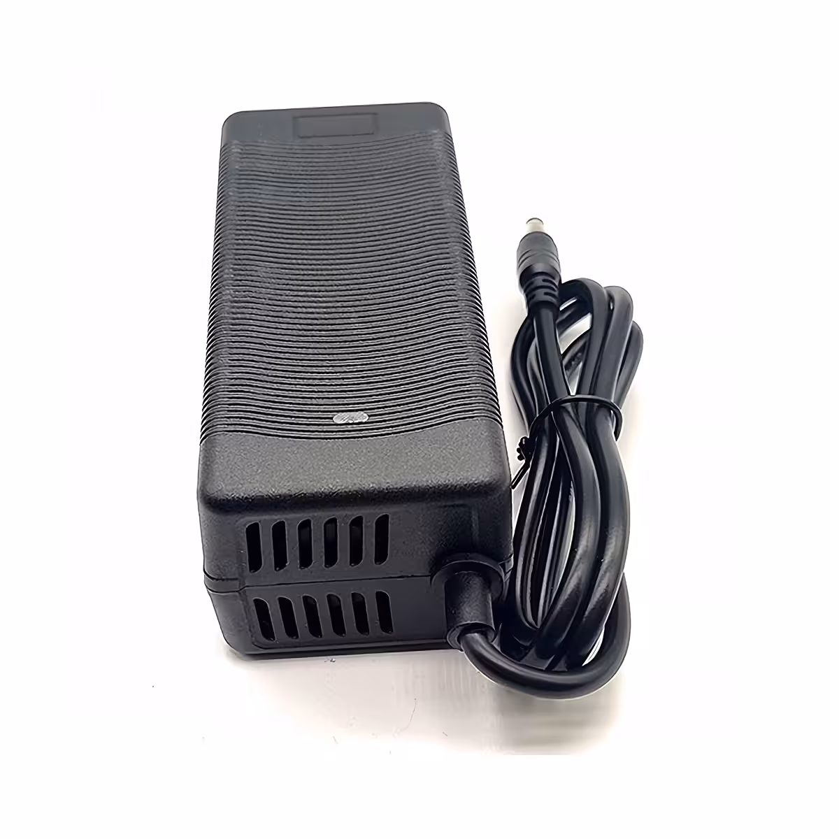 Încărcător 36V–42V 3A, eficiență ridicată și consum redus de energie