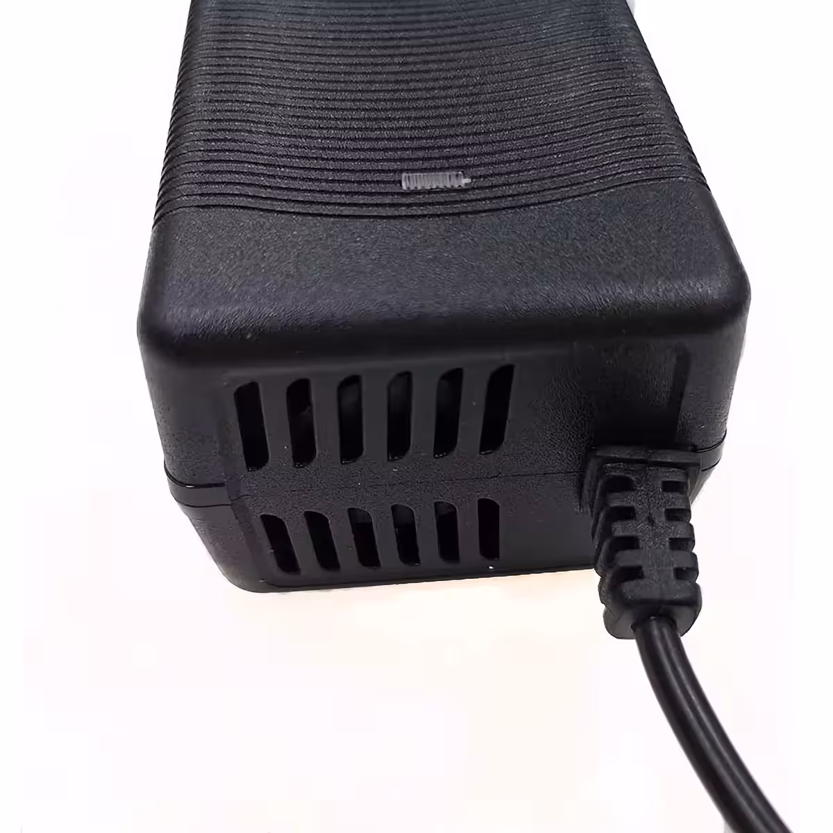 Încărcător inteligent 36V–42V pentru vehicule electrice, protecție supratensiune și curent