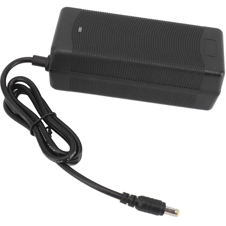 Încărcător 48V–54.6V 2A pentru trotinete, biciclete și scutere electrice, cu protecție și indicator LED