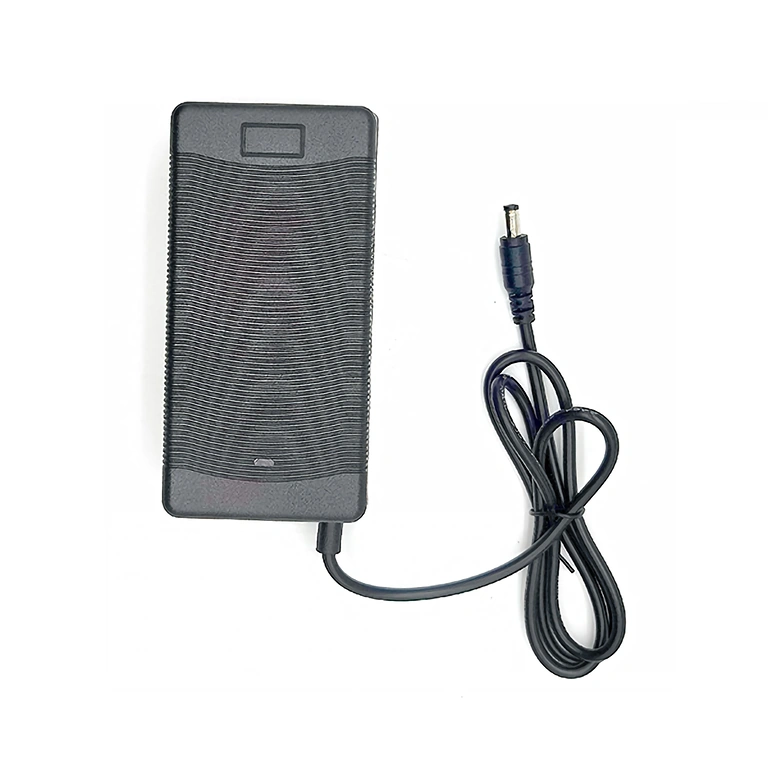Încărcător Li-Ion 21V 2A cu cablu lung de 250 cm – perfect pentru acumulatori 18V Li-Ion și echipamente portabile
