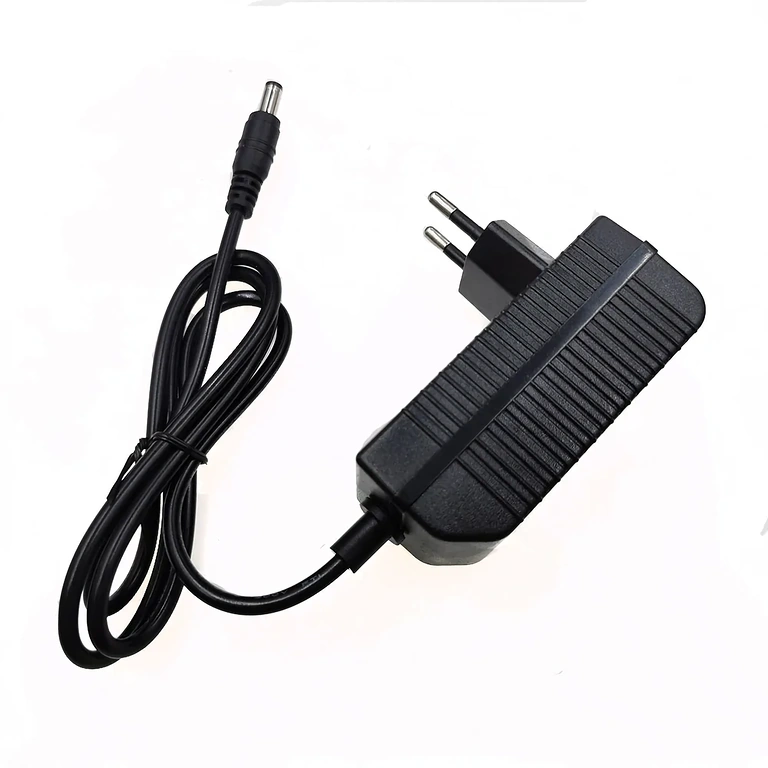 Încărcător Li-Ion 16.8V – unghi variabil Încărcător 16.8V Li-Ion 2A – fotografie din unghi variabil, arată designul compact și portabil pentru baterii 14.4V