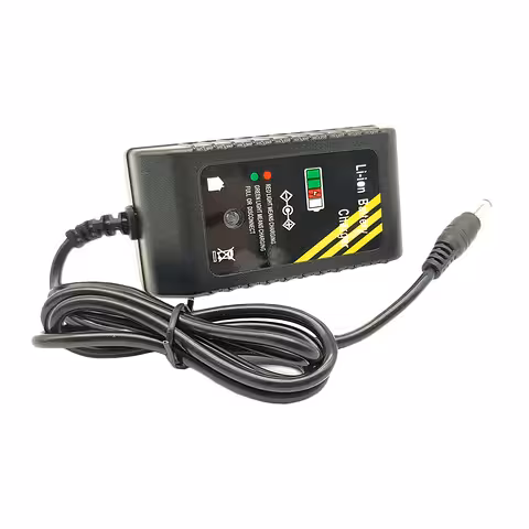 Încărcător Li-Ion 12.6V – fotografie din unghi variabil, arată designul compact și portabil pentru baterii 10.8V