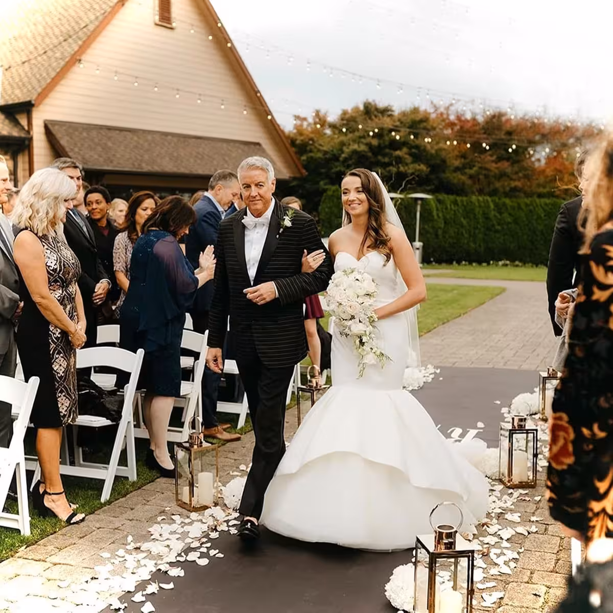 Petale artificiale albe folosite în decor pentru fotografie romantică